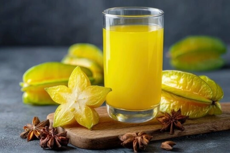 Refresco de carambola peruano servido en un vaso transparente