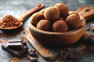 Trufas de chocolate navideñas con decoración festiva