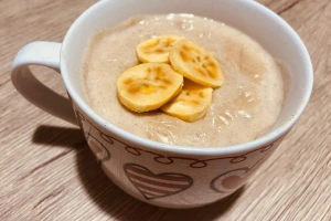 taza con mazamorra de plátano