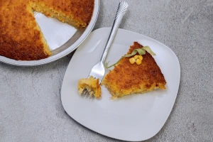 plato con una porción de pastel de choclo dulce